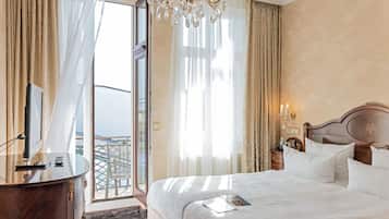 Suite senior, vista a la ciudad | Ropa de cama hipoalergénica y minibar