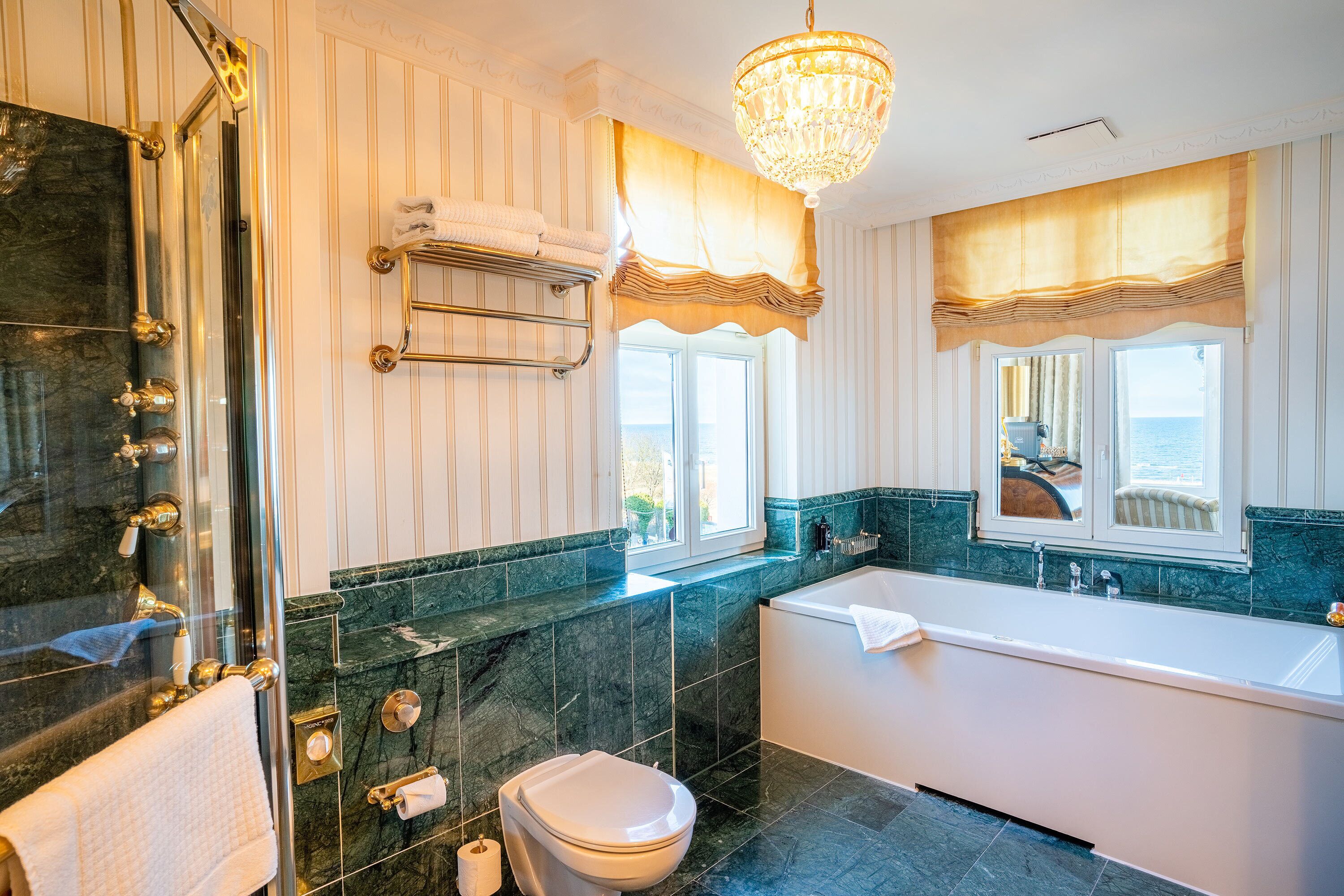 senior suite, sea view | bathroom | jetted bath, free toiletries, hair dryer, bathrobes