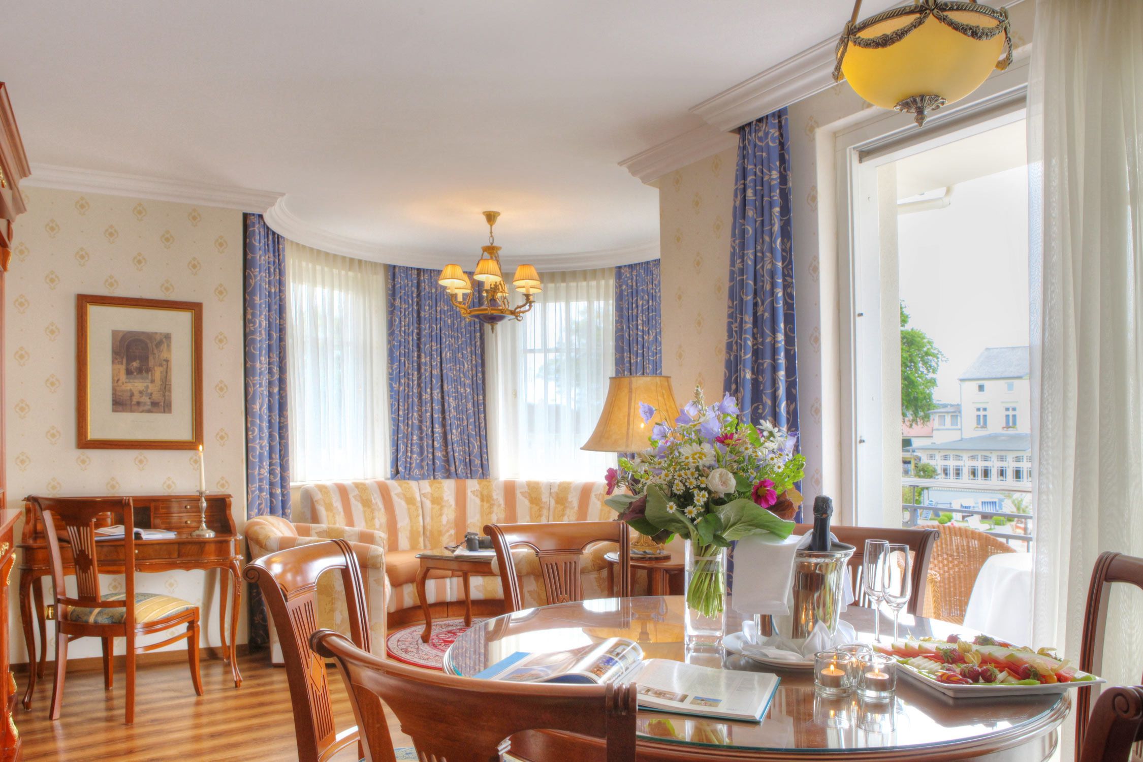 Hypo-allergenic bedding, minibar, in-room safe, desk