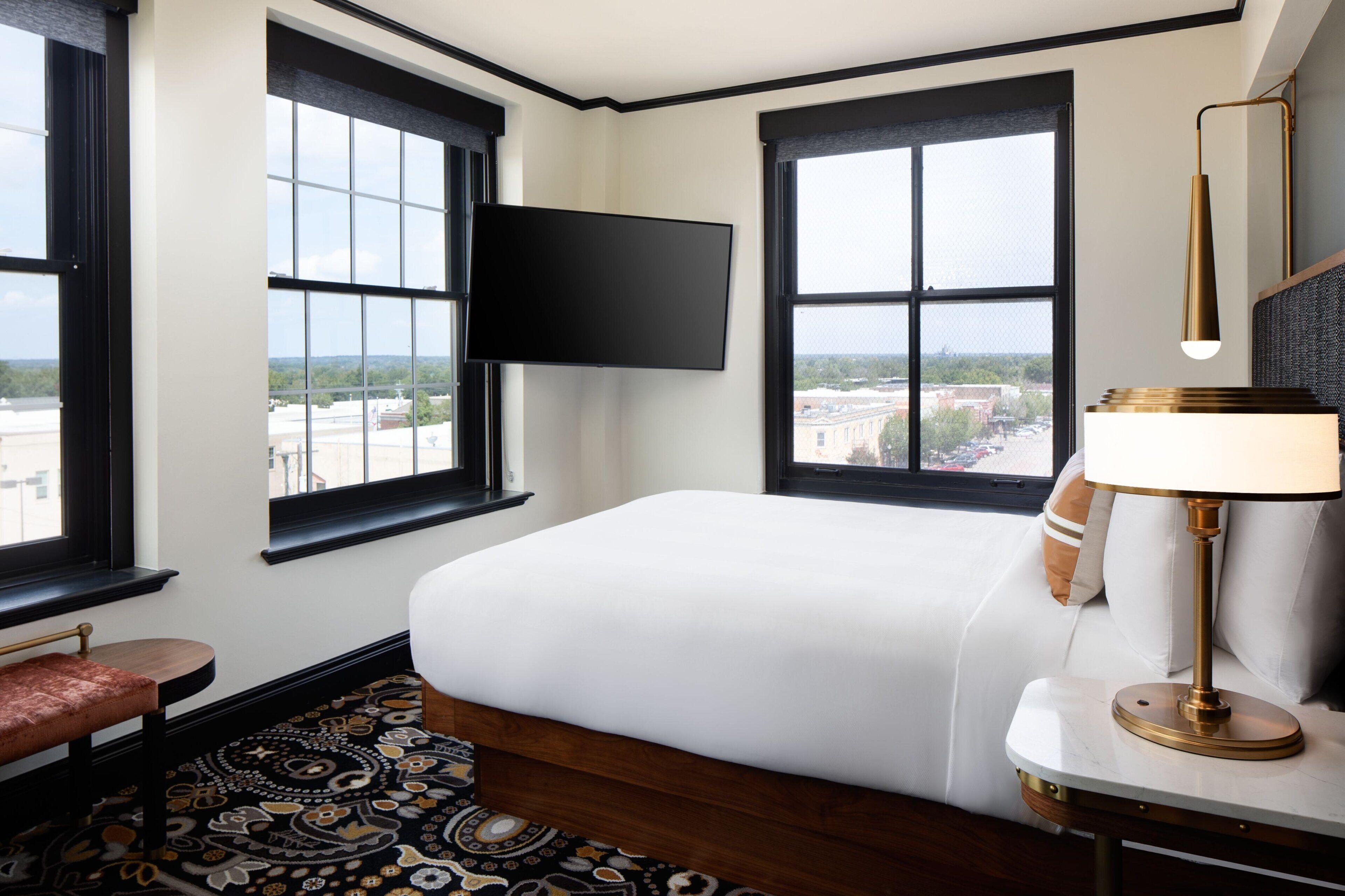 suite, 1 queen bed, corner | city view