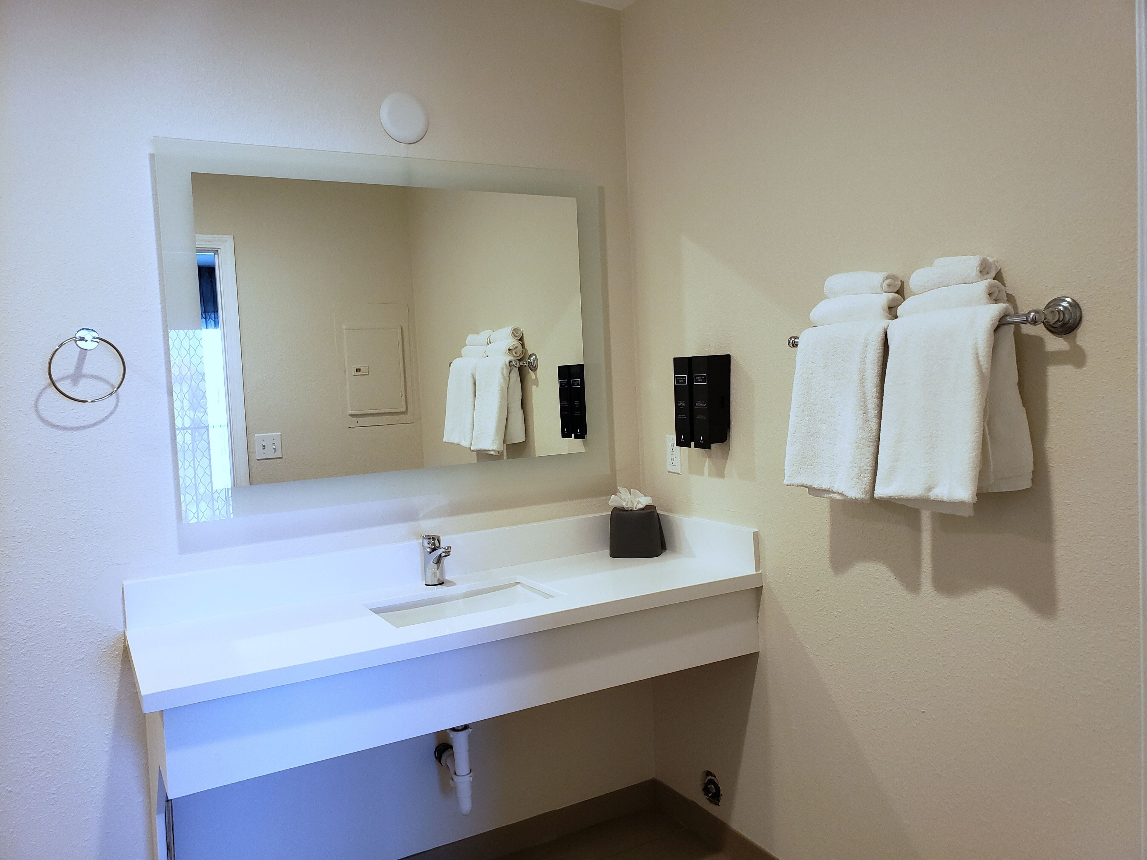 deluxe room, 1 queen bed | bathroom | combined shower/bathtub, hydromassage showerhead, free toiletries