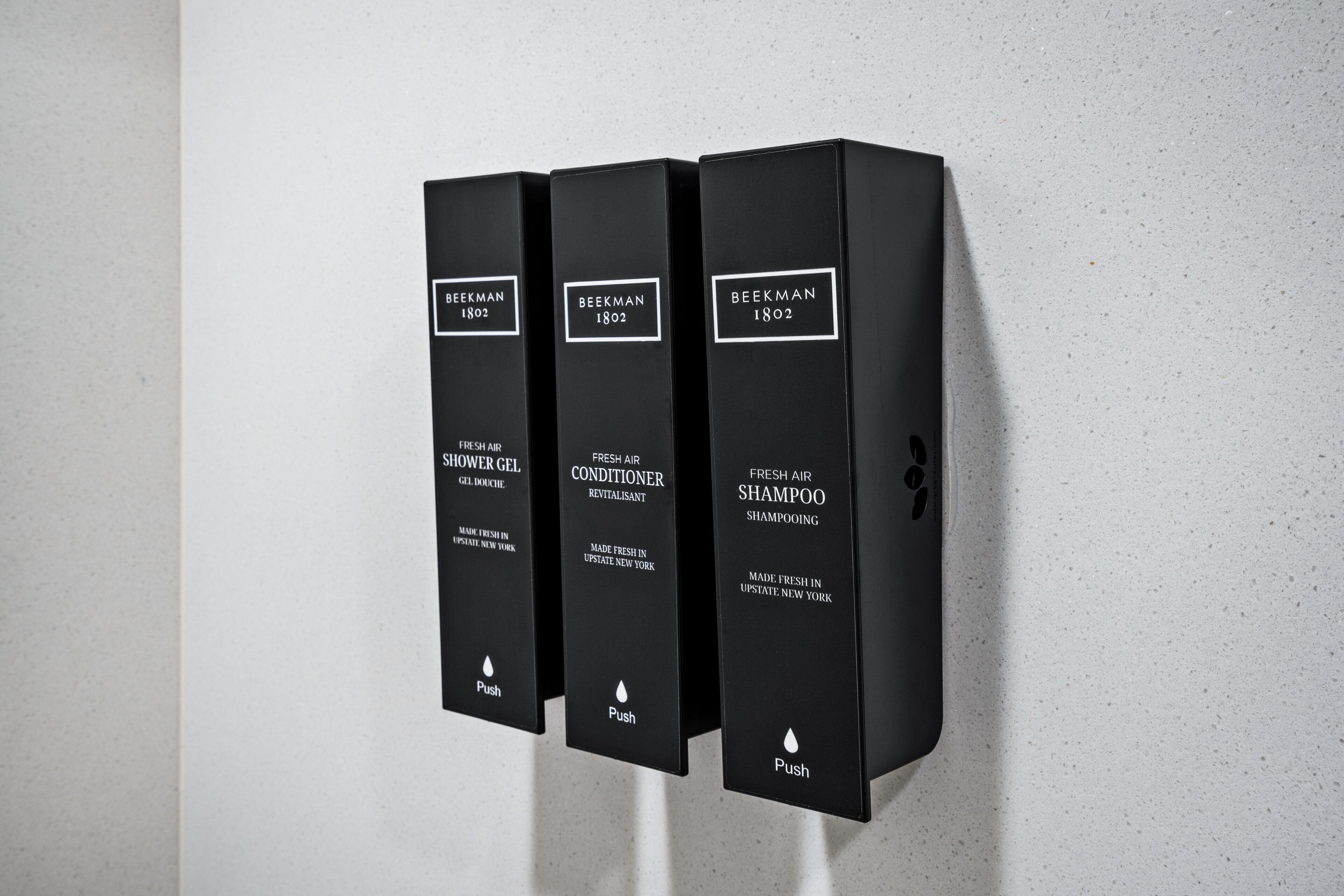 combined shower/bathtub, hydromassage showerhead, free toiletries