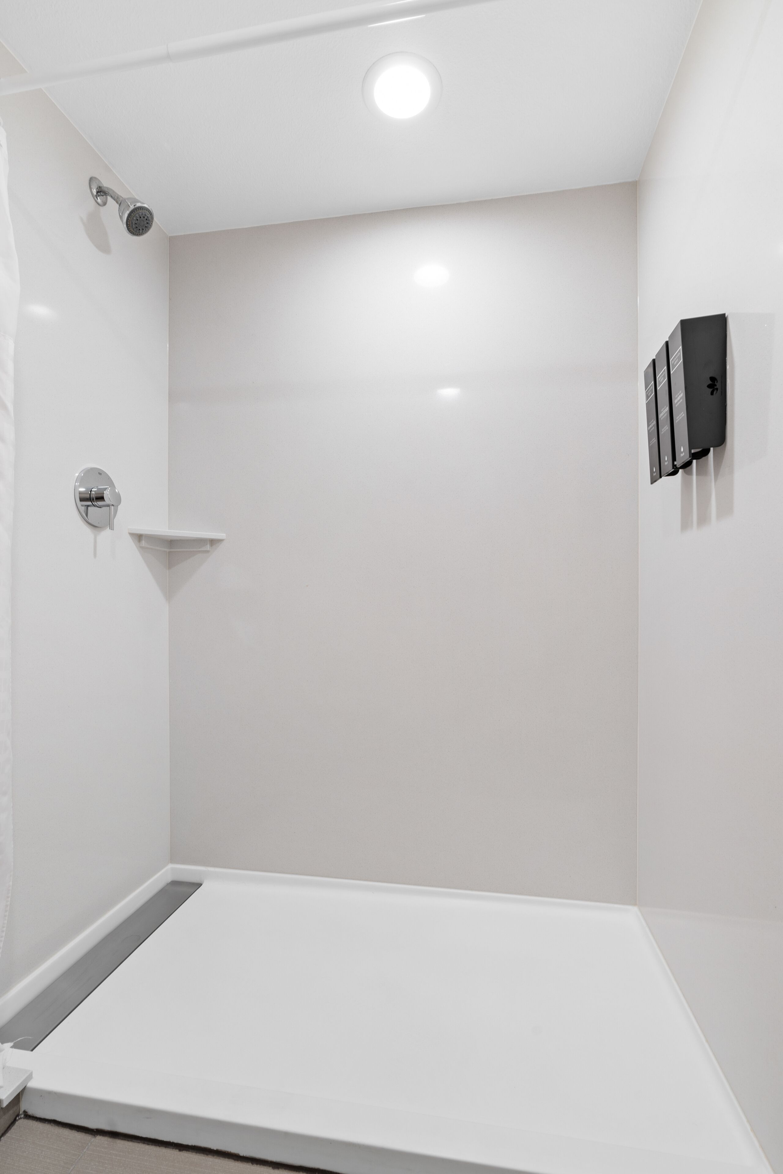 combined shower/bathtub, hydromassage showerhead, free toiletries