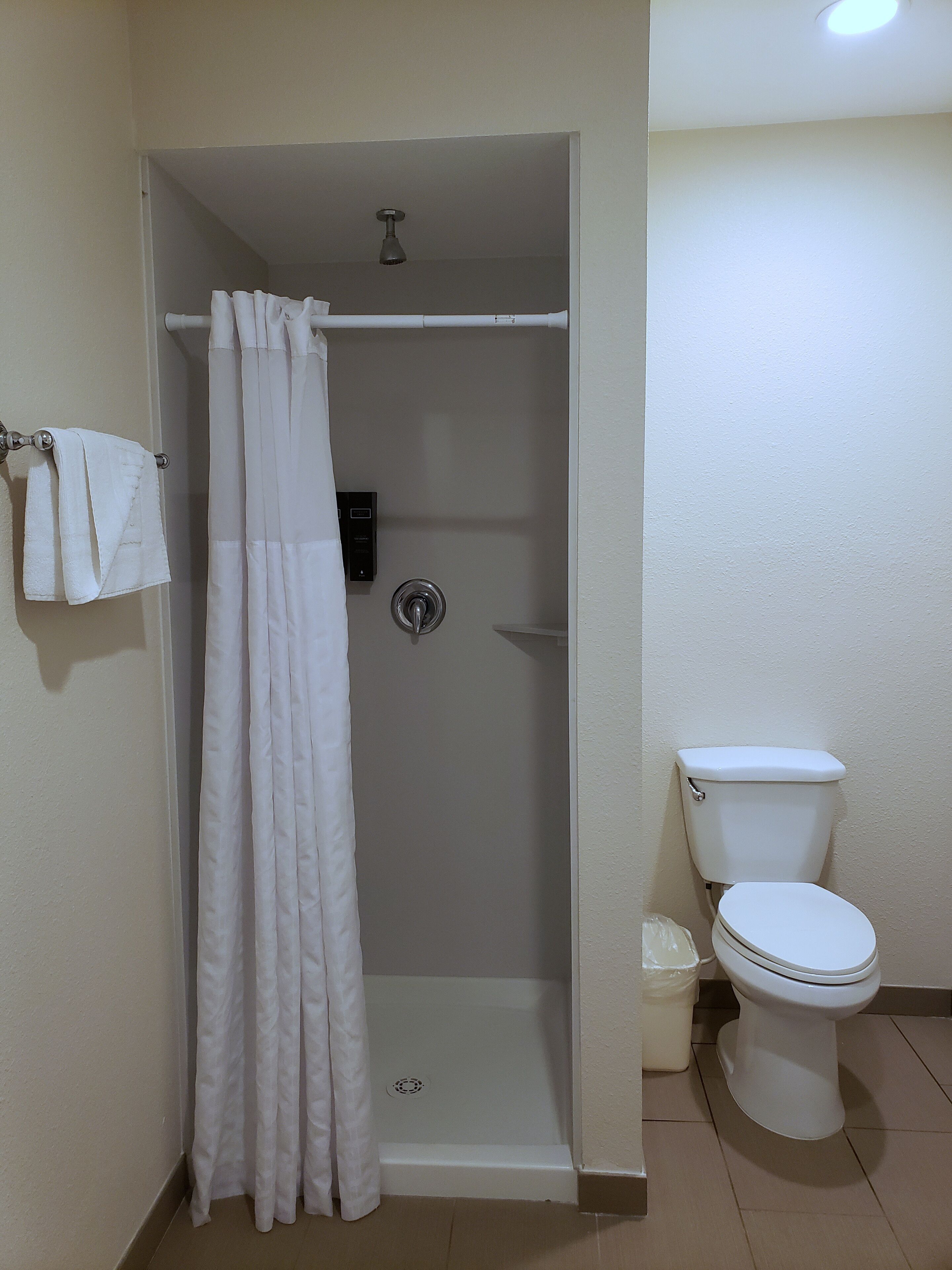 deluxe room, 1 queen bed | bathroom | combined shower/bathtub, hydromassage showerhead, free toiletries