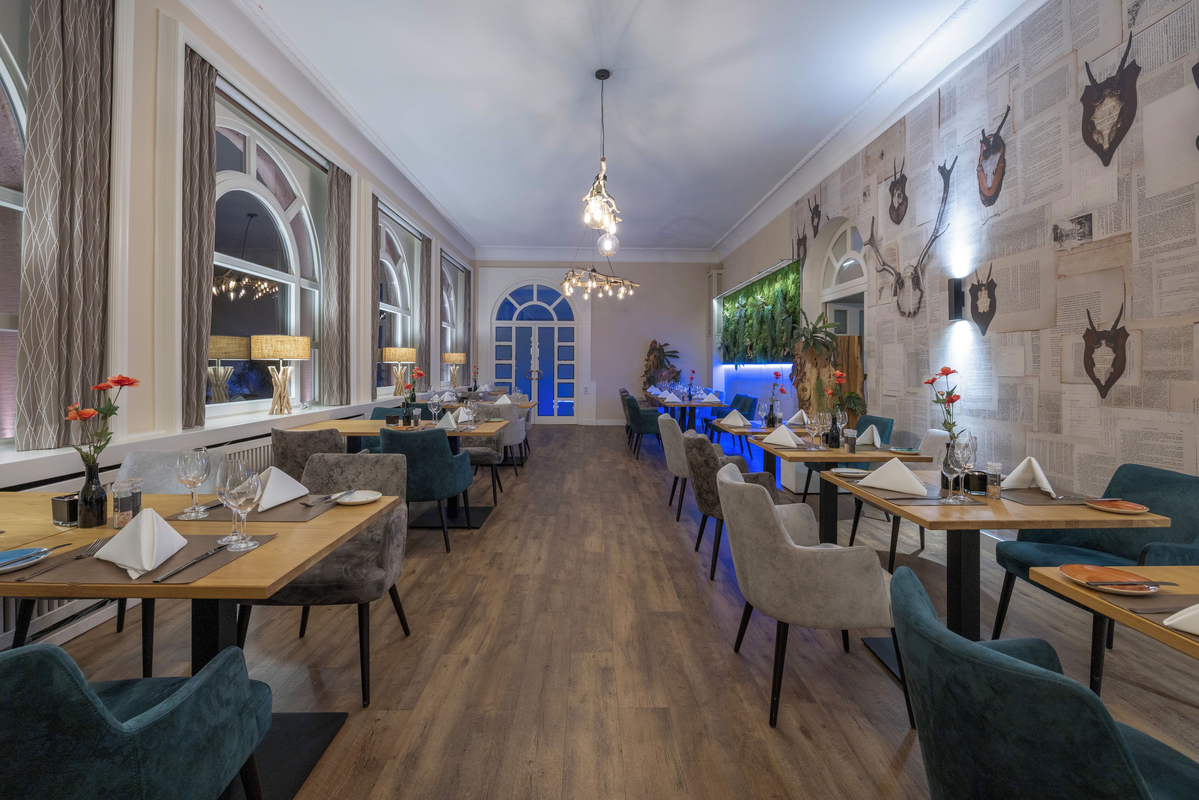 breakfast, lunch, dinner served; international cuisine