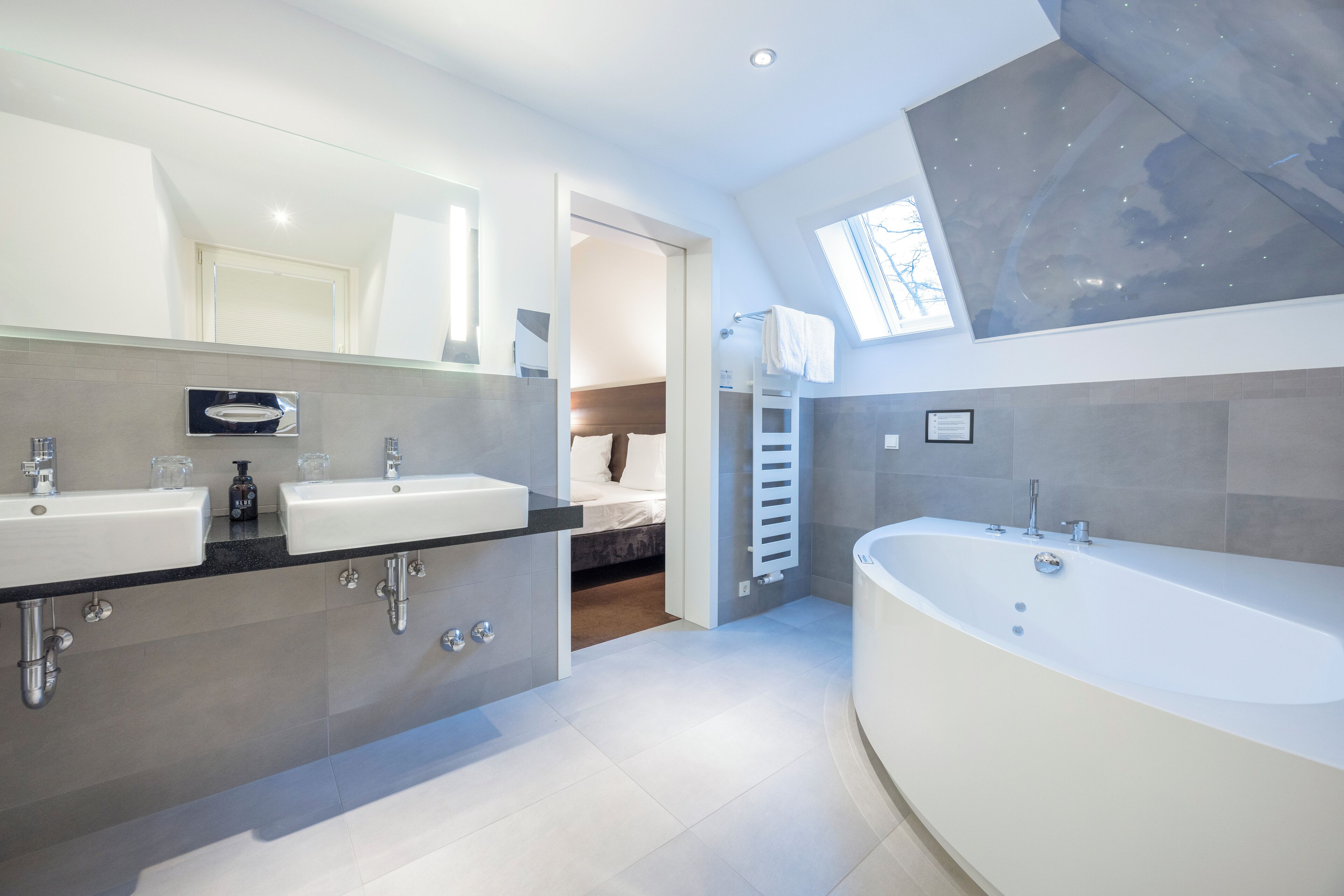 apartment | bathroom | combined shower/bathtub, free toiletries, hair dryer, towels