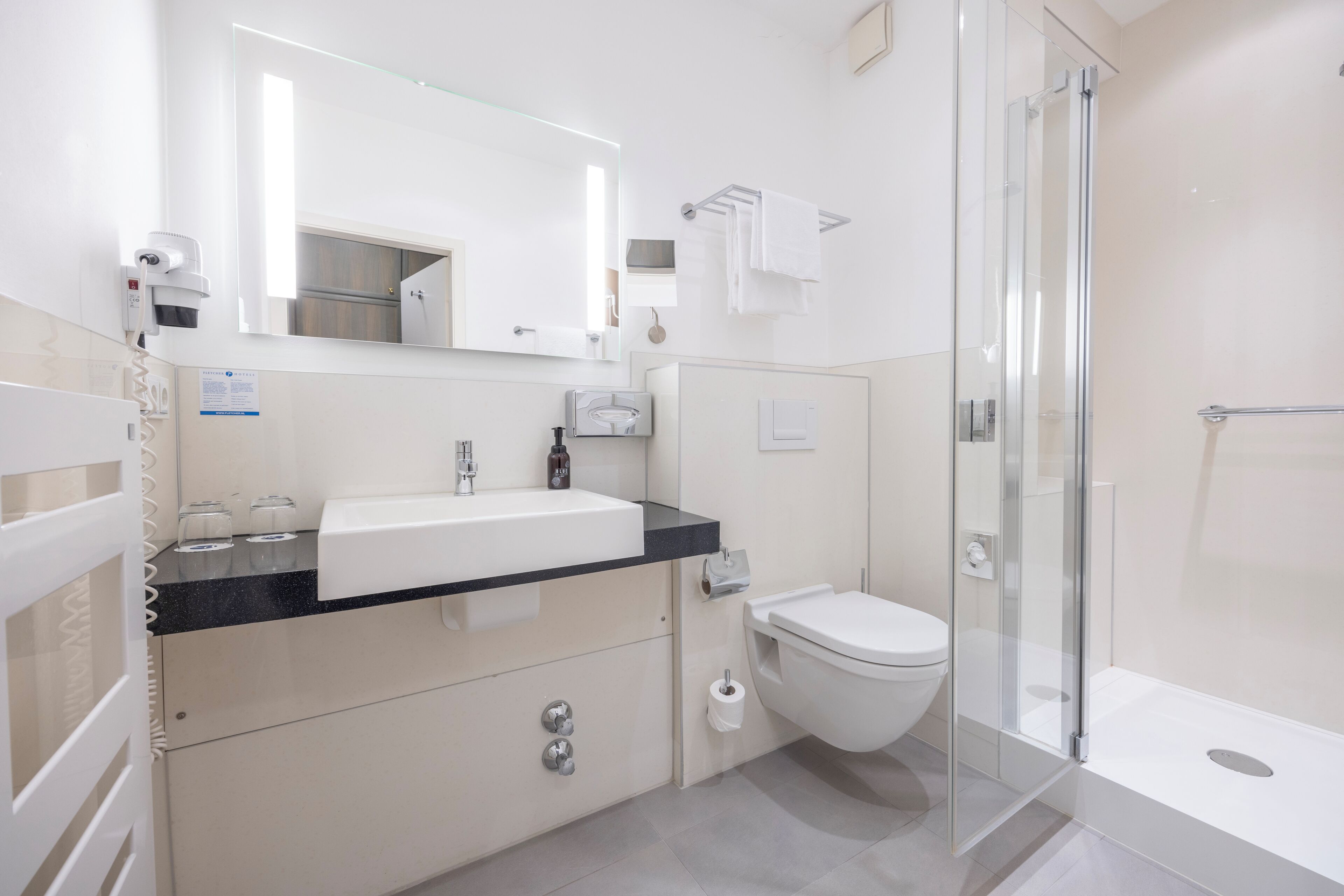 comfort double room | bathroom | combined shower/bathtub, free toiletries, hair dryer, towels