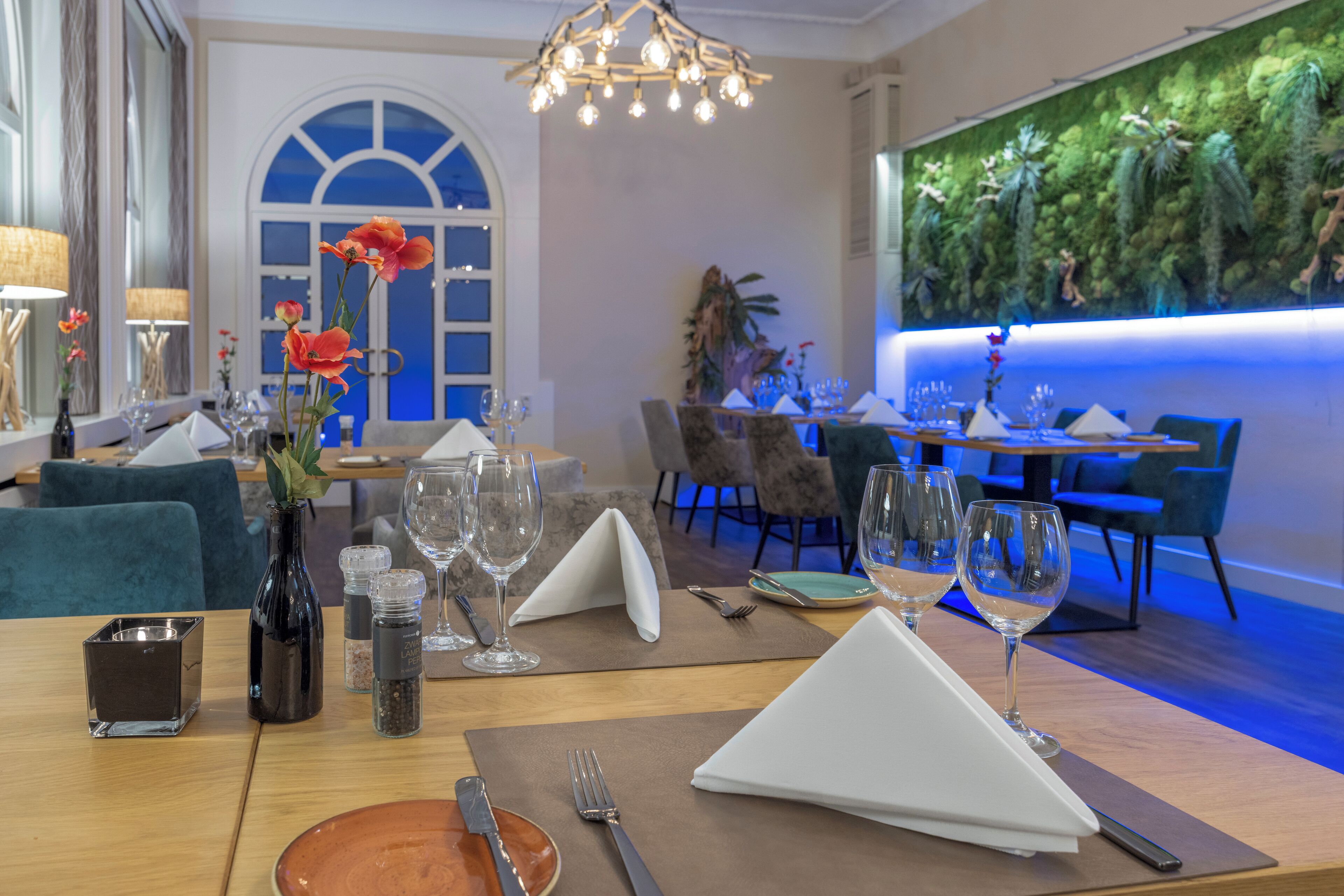 breakfast, lunch, dinner served; international cuisine