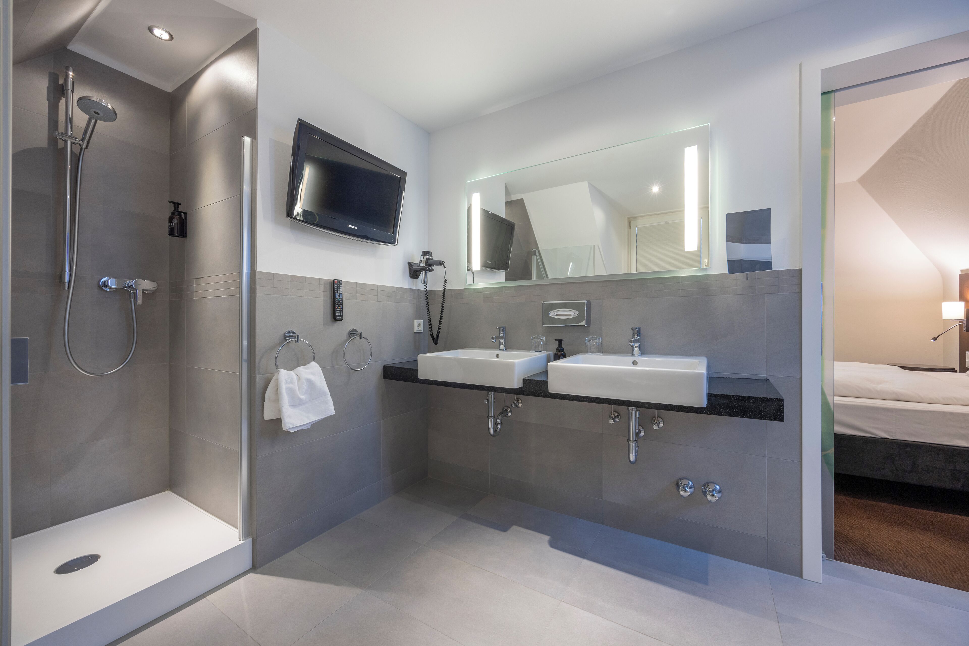 apartment | bathroom | combined shower/bathtub, free toiletries, hair dryer, towels