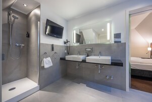 Apartamento | Baño | Ducha y bañera combinadas y artículos de higiene personal gratuitos