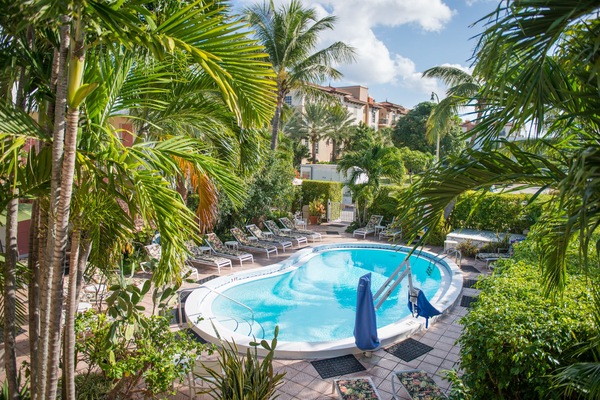 2 outdoor pools, sun loungers