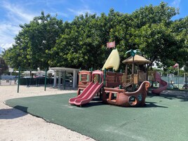 Área de juegos infantiles al aire libre