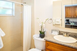 Bañera con ducha, secador de pelo, toallas, jabón