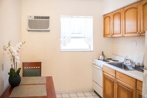 Studio, 2 Double Beds | Private kitchen