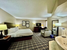 Studio Suite, 1 King Bed, Non Smoking | Desk, soundproofing, iron/ironing board, free cribs/infant beds