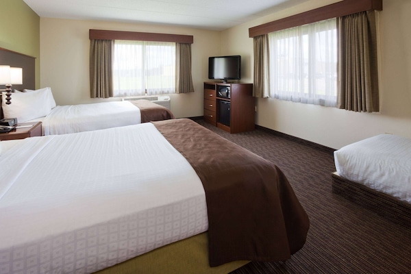 Escritorio, sistema de insonorización y tabla de planchar con plancha