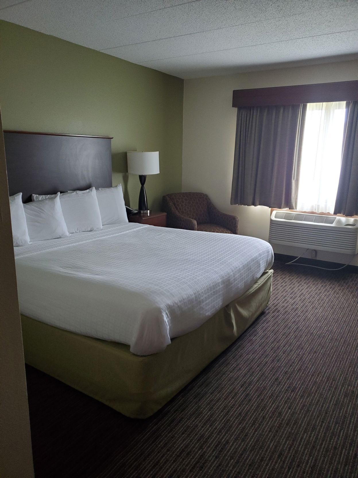 Skrivbord, ljudisolering, strykjärn/strykbräda och gratis barnsängar