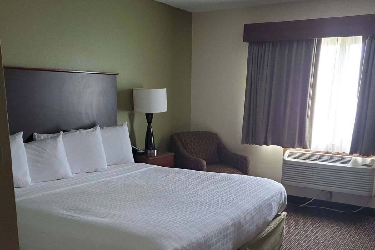 Skrivbord, ljudisolering, strykjärn/strykbräda och gratis barnsängar