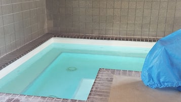 Indoor spa tub