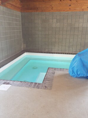 Indoor spa tub