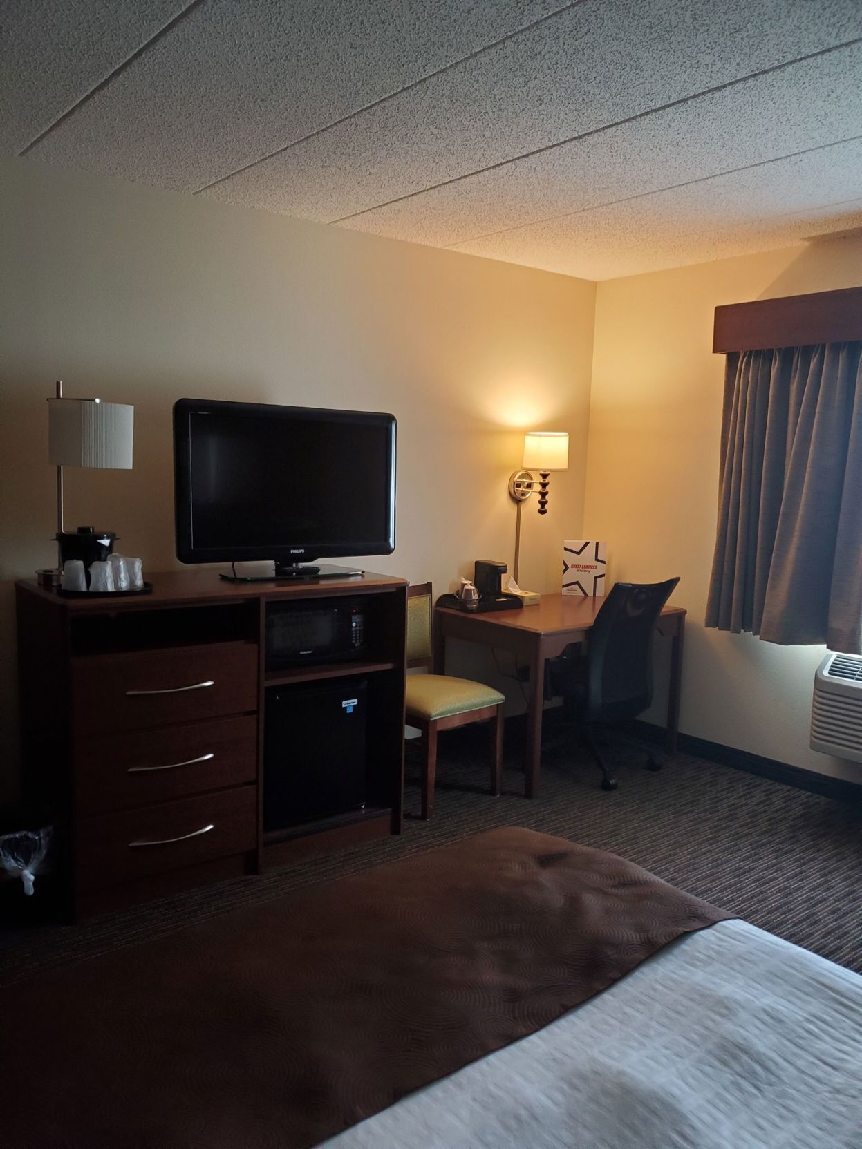 Skrivbord, ljudisolering, strykjärn/strykbräda och gratis barnsängar