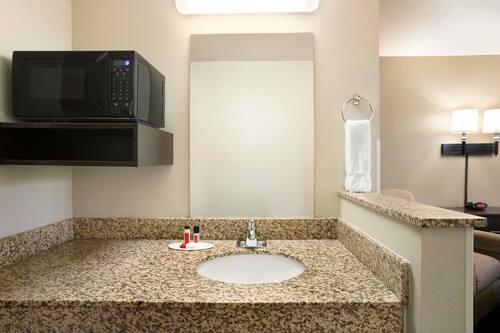 Ensemble baignoire-douche, articles de toilette (gratuits)