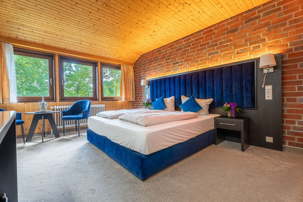 Hypo-allergenic bedding, in-room safe, desk, laptop workspace