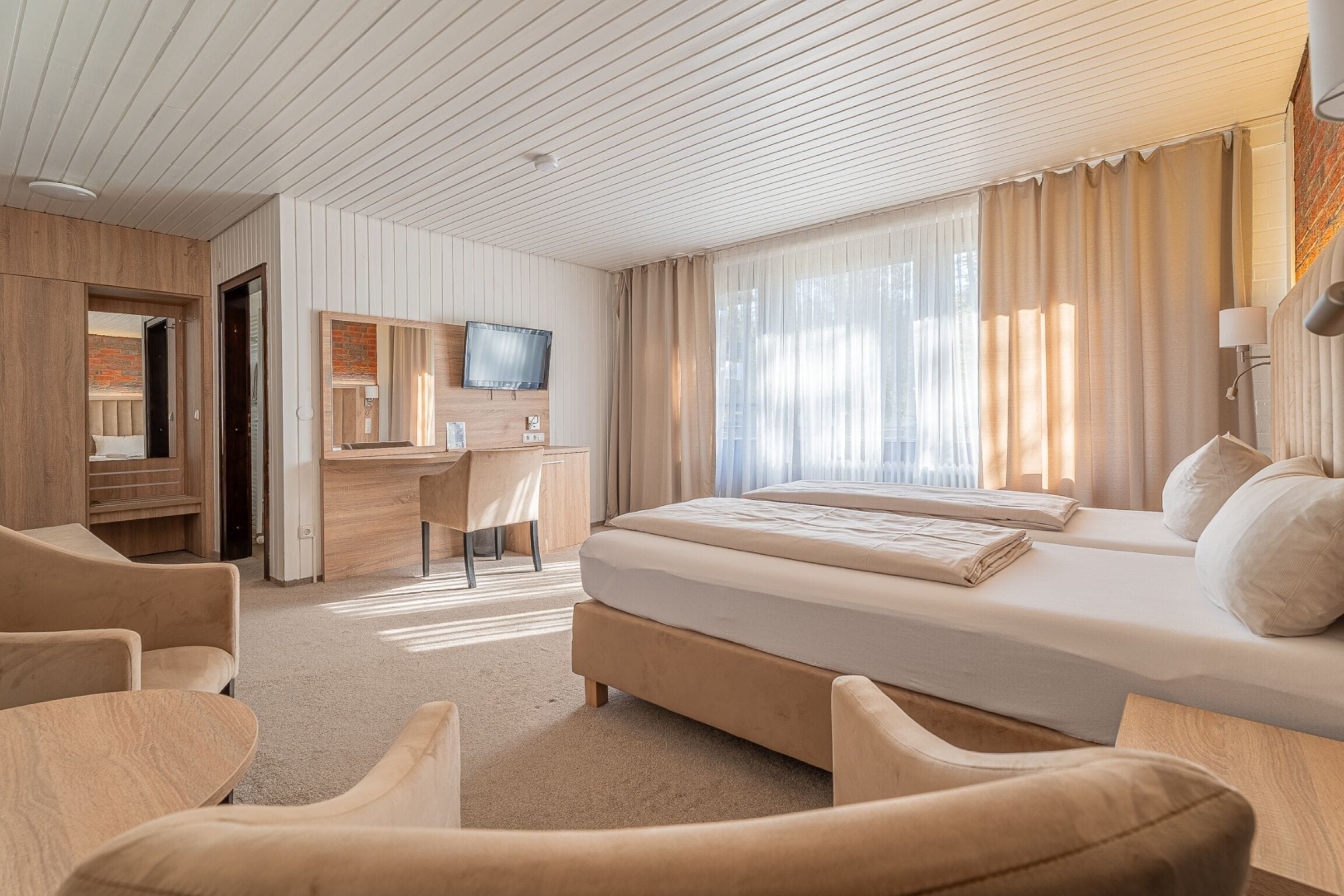 hypo-allergenic bedding, in-room safe, desk, laptop workspace