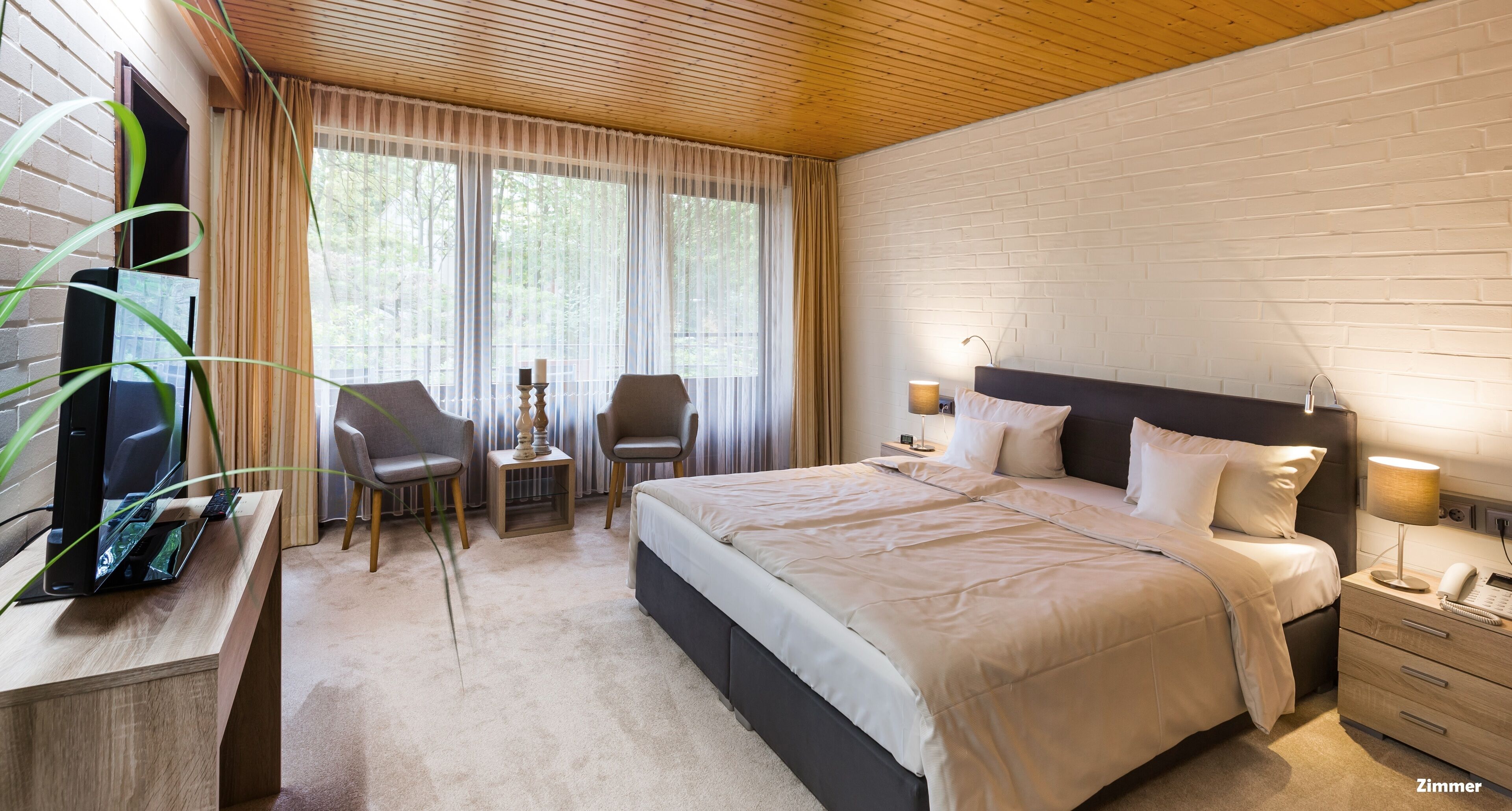 hypo-allergenic bedding, in-room safe, desk, laptop workspace