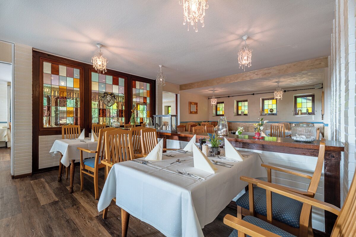 breakfast, lunch, dinner served; international cuisine