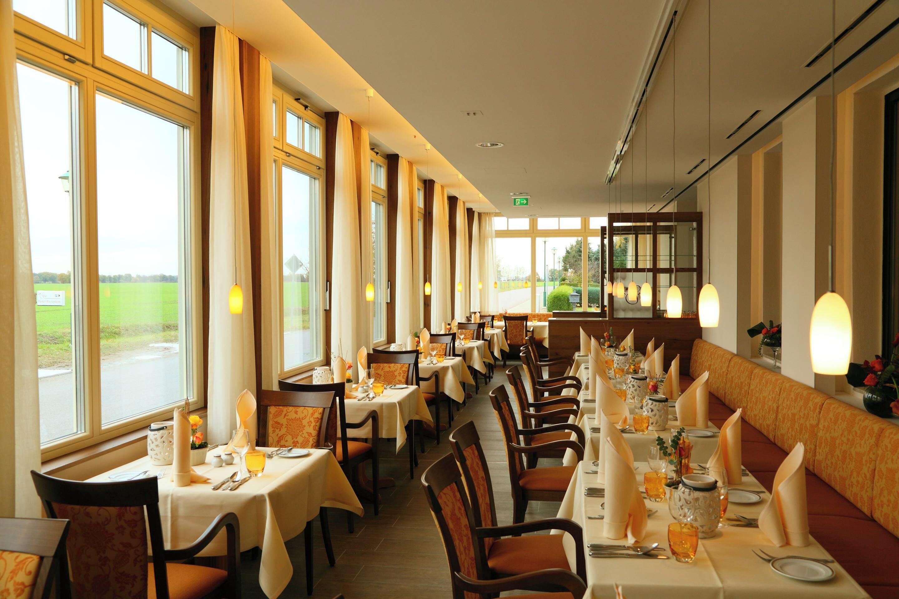 朝食、ランチ、ディナーに営業 (郷土料理)