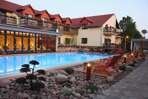 Piscina interna, piscina externa, espreguiçadeiras