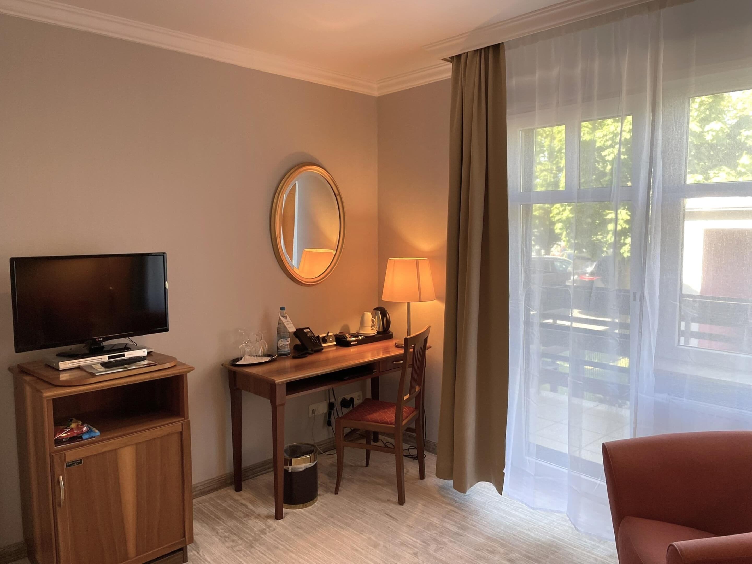 deluxe suite | minibar, in-room safe, desk, free wifi