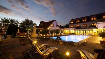Innenpool, Außenpool, Liegestühle