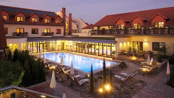 Innenpool, Außenpool, Liegestühle