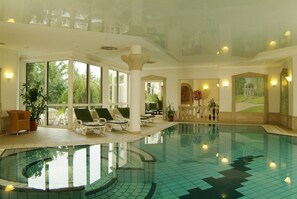 Piscina interna, piscina externa, espreguiçadeiras