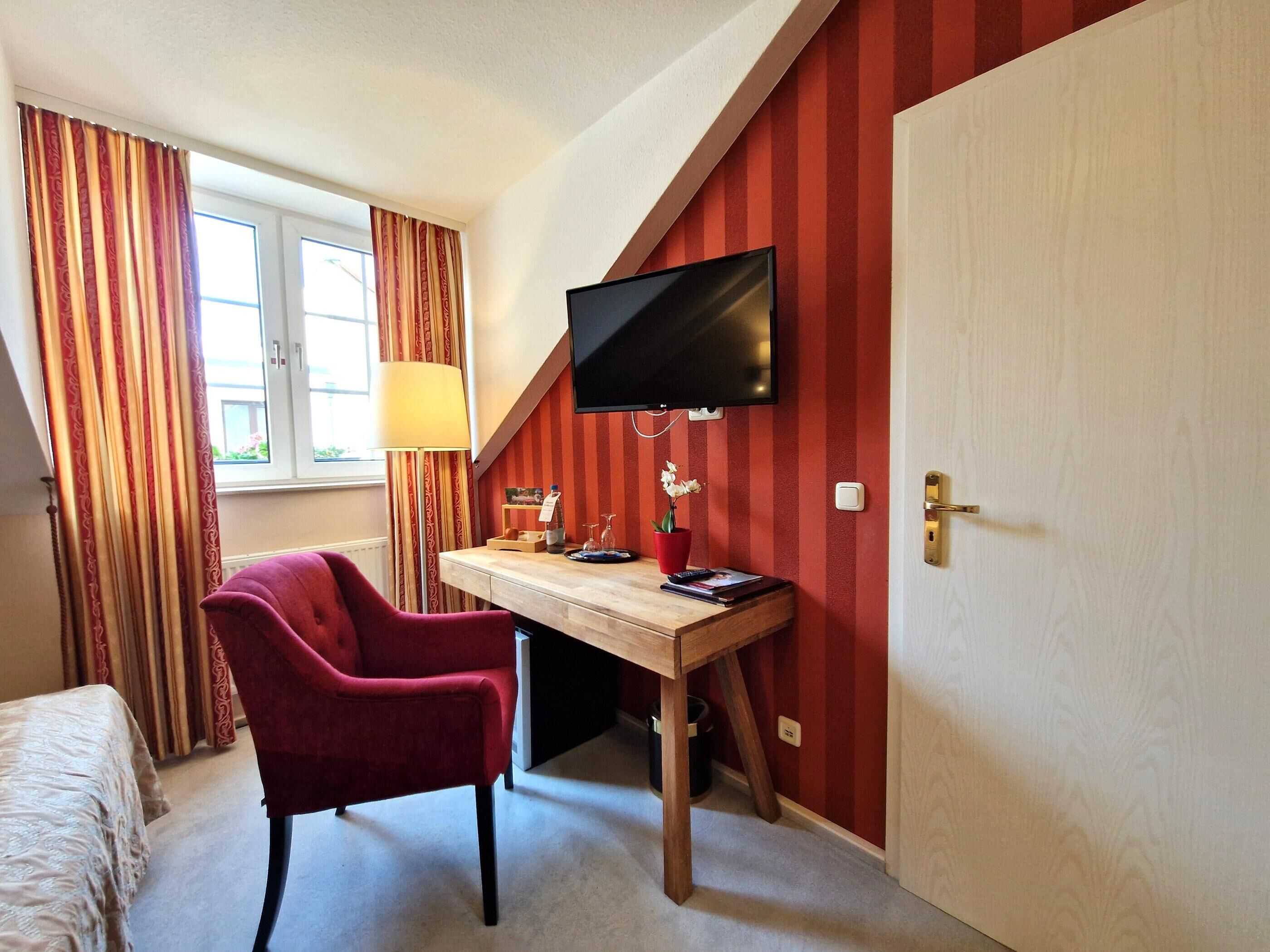 classic single room | minibar, in-room safe, desk, free wifi