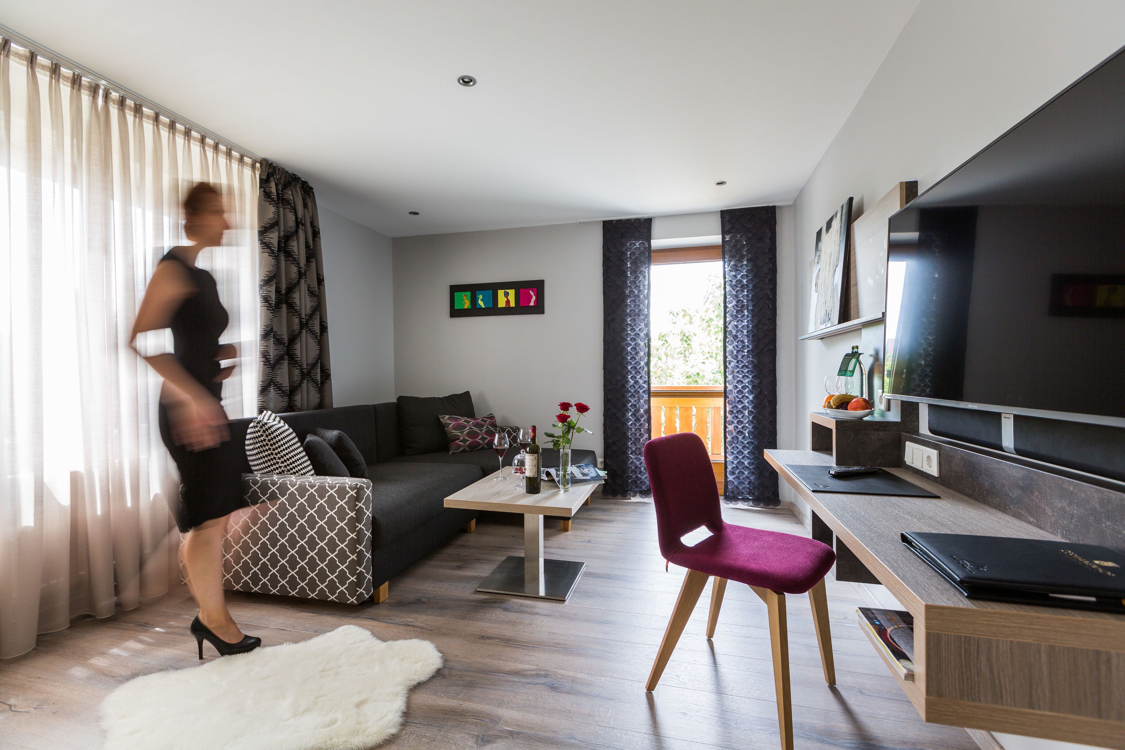 suite | living area | flat-screen tv