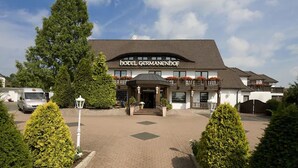 A hotel with a traditional European architectural style, featuring a prominent entrance with a covered porch and a sign reading "HOTEL GERMANENHOF". - Germanenhof (Steinheim)