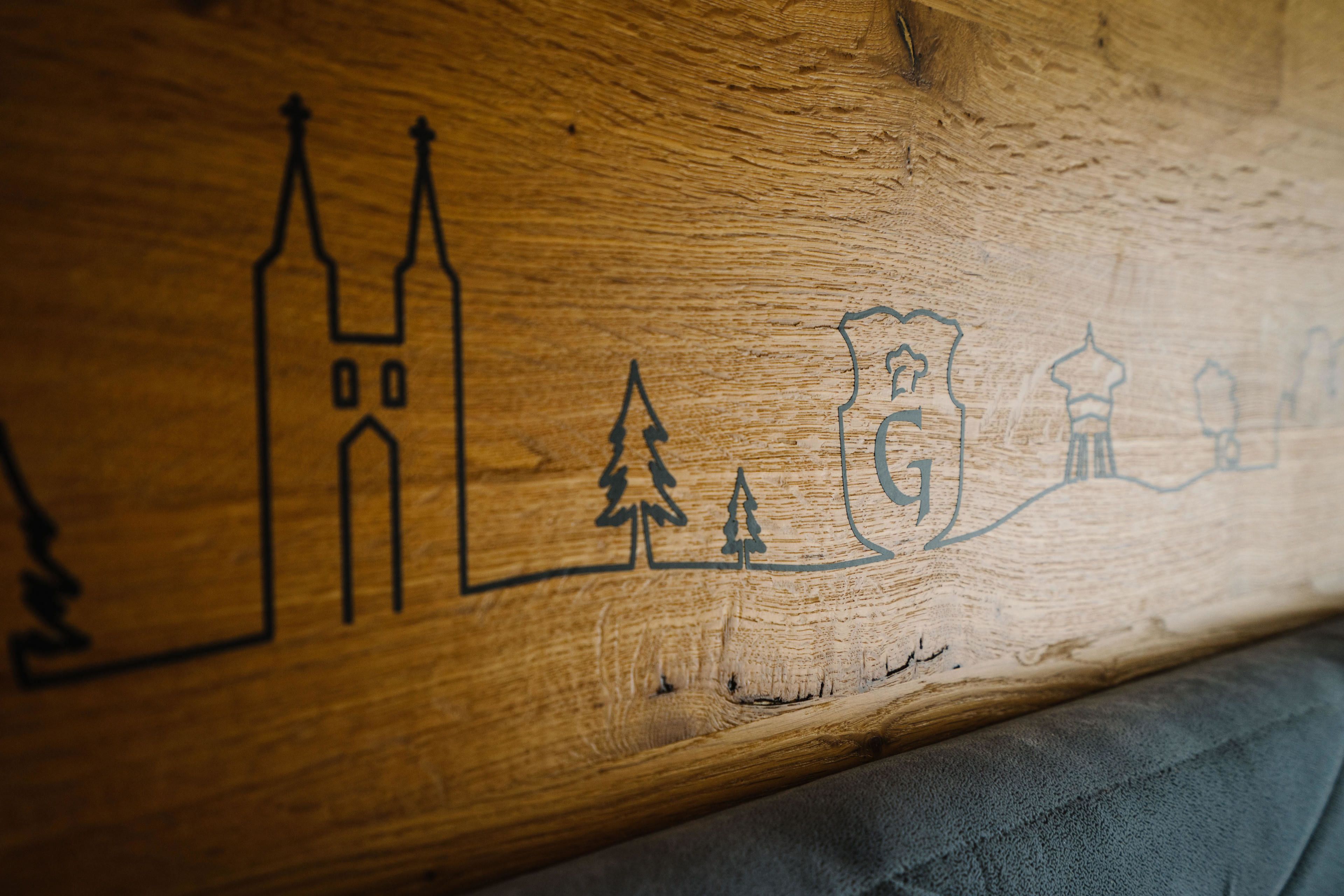 suite | living area | flat-screen tv