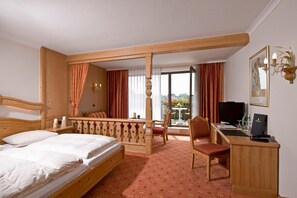 Frigobar, escrivaninha, quartos à prova de som, berços grátis