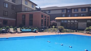 Piscine extérieure (ouverte en saison), parasols de plage