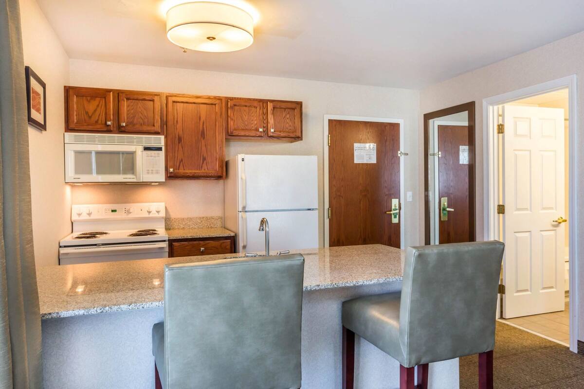 standard room, 1 king bed, non smoking | desk, laptop workspace, blackout curtains, iron/ironing board