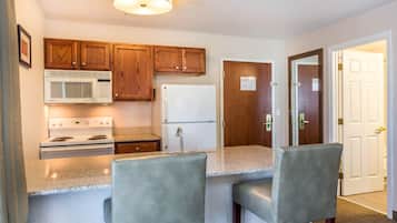 Standard Room, 1 King Bed, Non Smoking | Desk, laptop workspace, blackout drapes, iron/ironing board