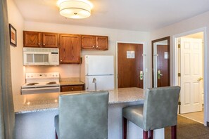 Standard Room, 1 King Bed, Non Smoking | Desk, laptop workspace, blackout drapes, iron/ironing board