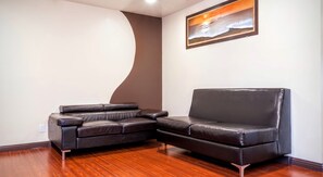 Romantische loft, 1 kingsize bed, bubbelbad | Woonruimte | Een 47-inch flatscreentelevisie met kabelzenders en televisie