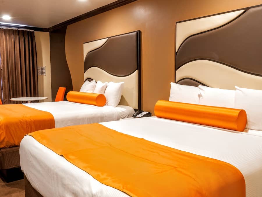 Rom – deluxe, 2 queensize-senger | Senger med overmadrass, skrivebord og strykejern/-brett