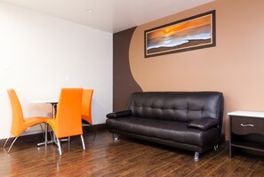 Camas com colchões pillow-top, escrivaninha