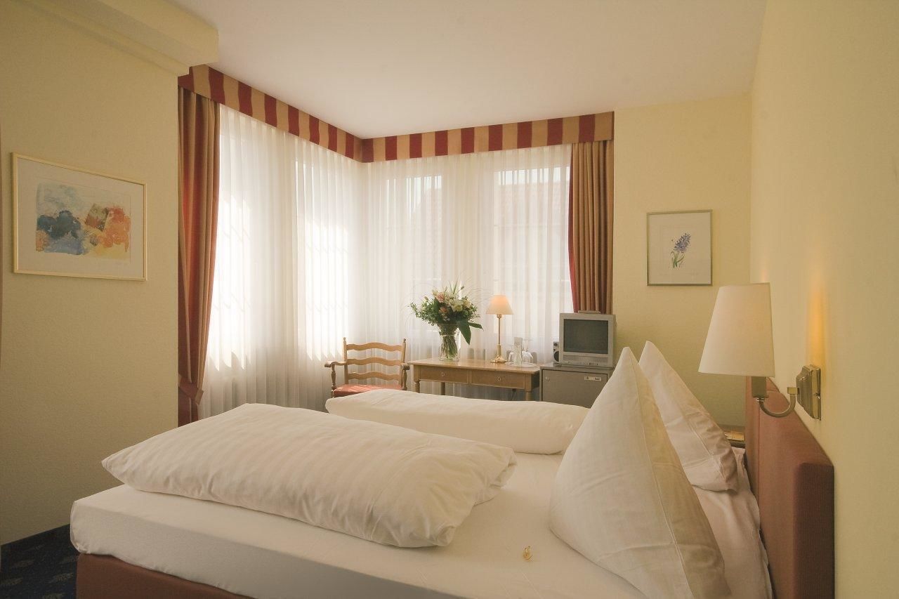 高档床上用品、羽绒被、加厚床垫、迷你吧