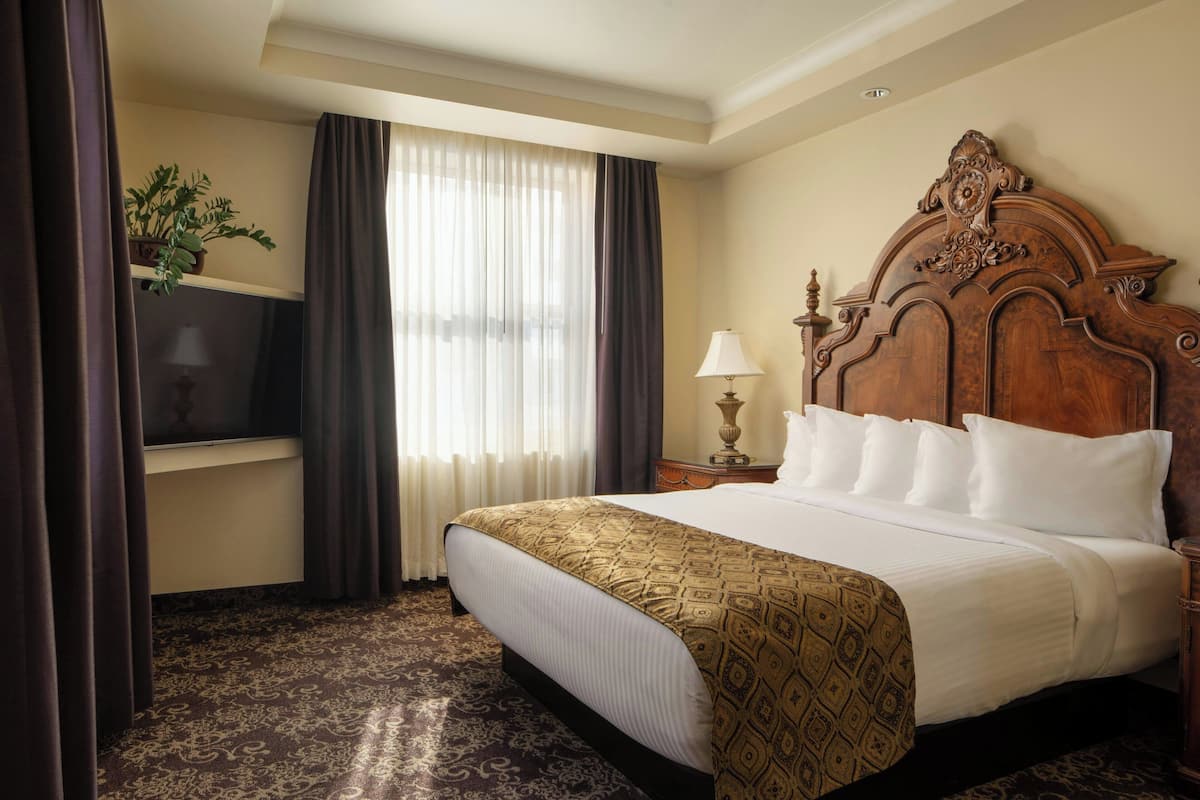 Junior-Suite, 1 King-Bett und Schlafsofa, Eckzimmer | Italienische Bettbezüge von Frette, hochwertige Bettwaren